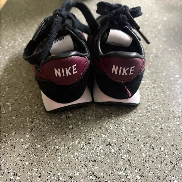 Nike Kids Black and Dark Red Sneakers - Picture 5 of 9